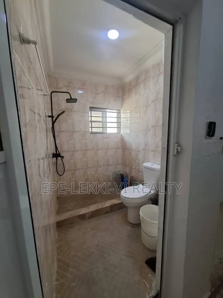 2bdrm Block of Flats in Lekki Phase 1 for rent