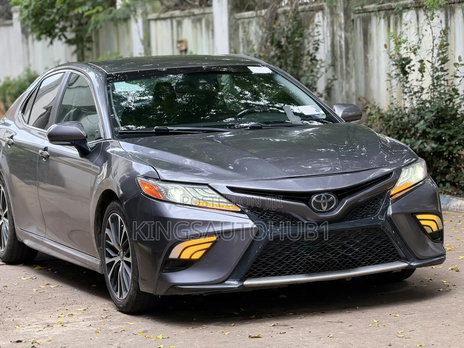 Toyota Camry SE FWD (2.5L 4cyl 8AM) 2018 Gray