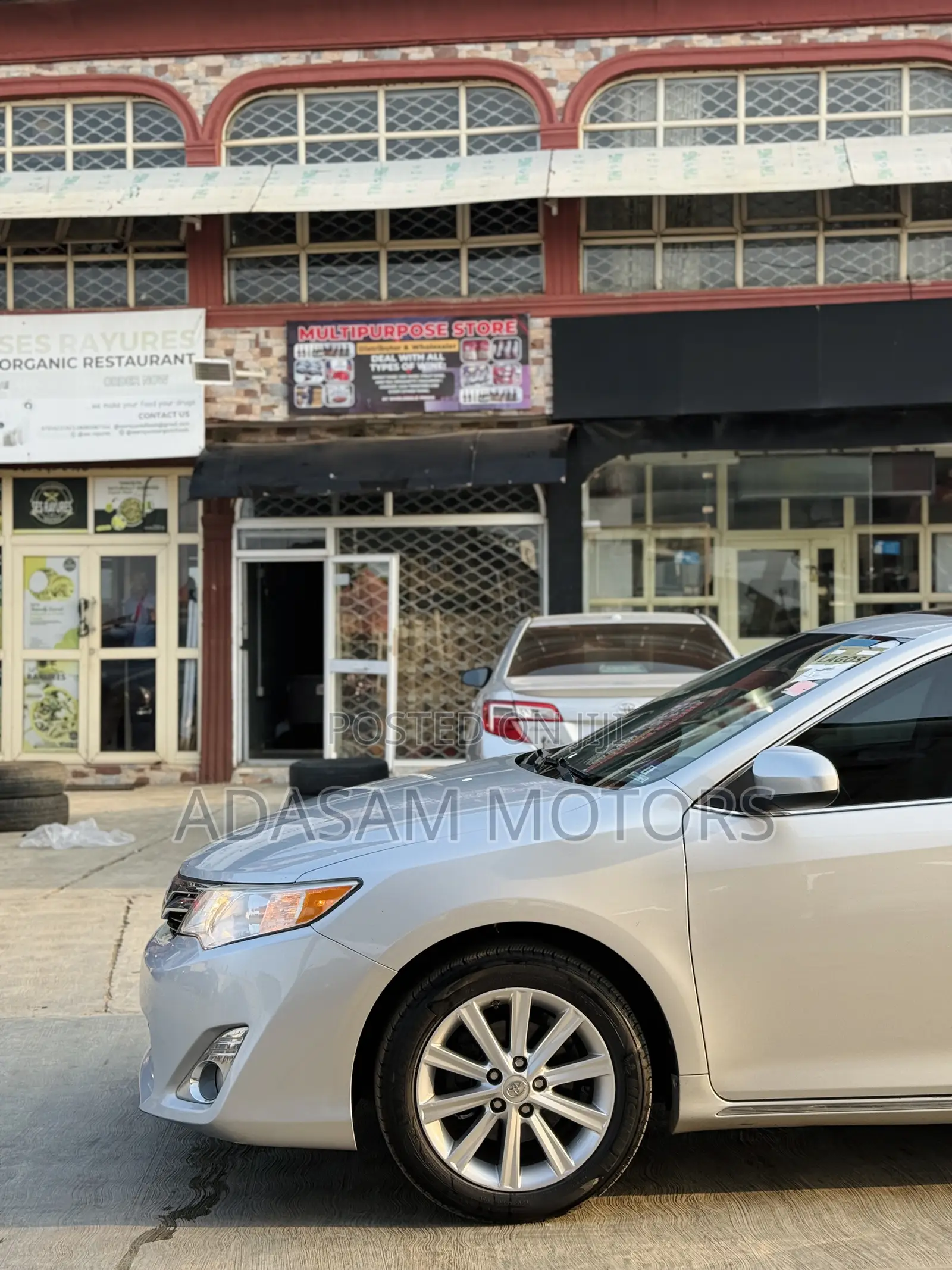 Toyota Camry XLE V6 4dr Sedan (3.5L 6cyl 6A) 2013 Silver