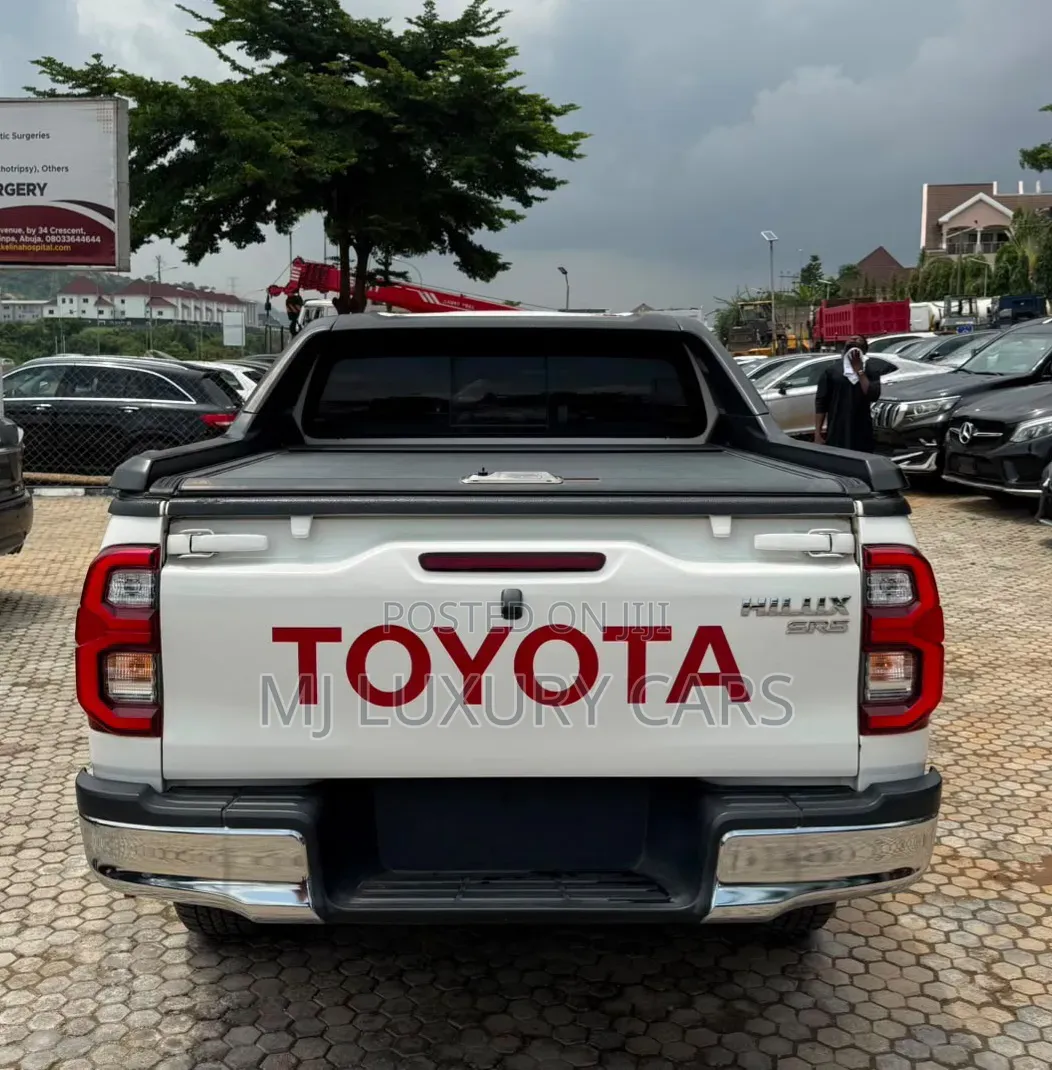 Toyota Hilux 2021 White