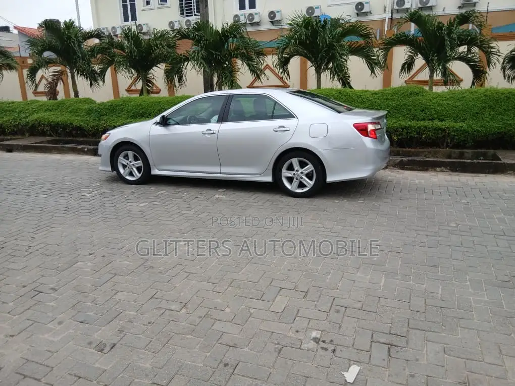 Toyota Camry SE 4dr Sedan (2.5L 4cyl 6A) 2014 Silver