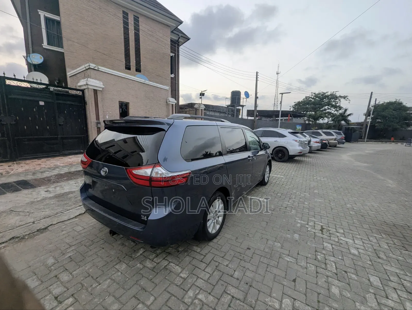 Toyota Sienna XLE 7 Passenger (3.5L 6cyl 6A) 2016 Gray
