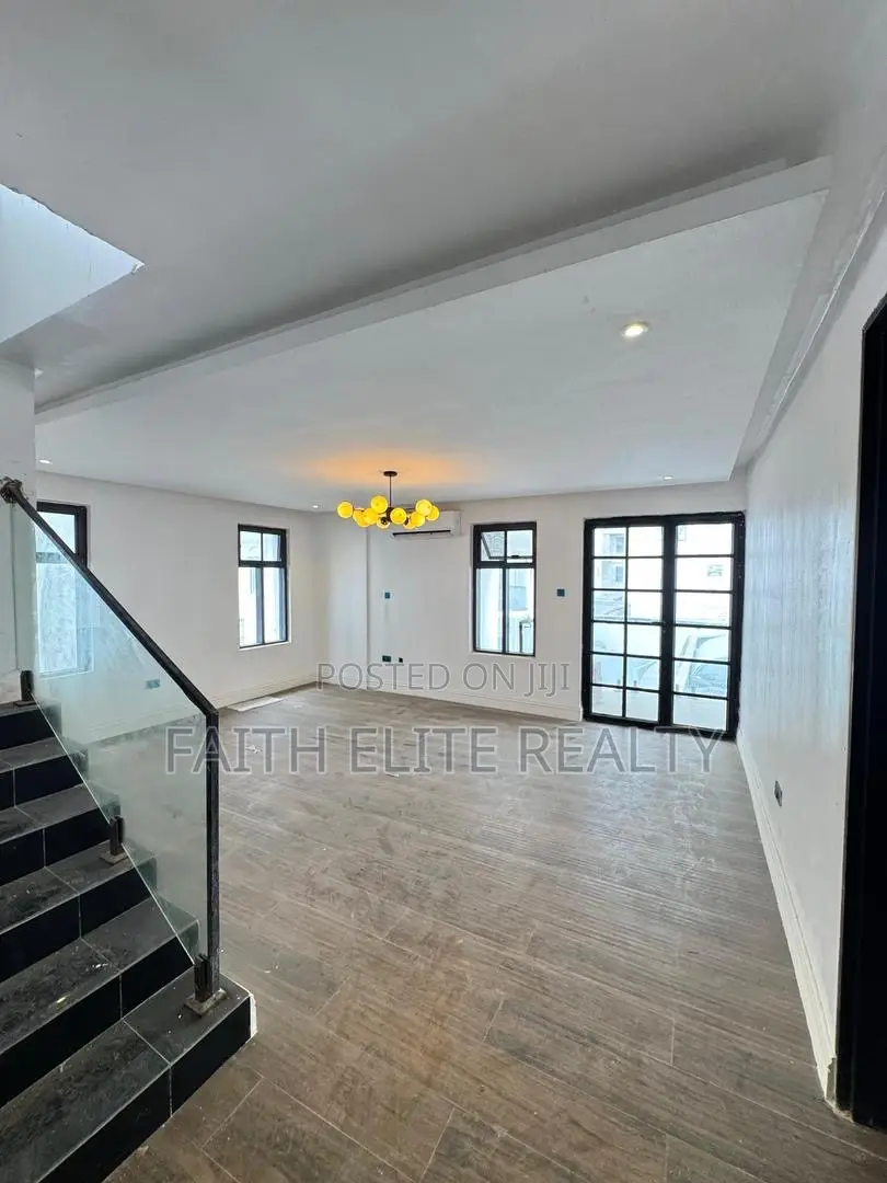 4bdrm Duplex in Banana Island for sale