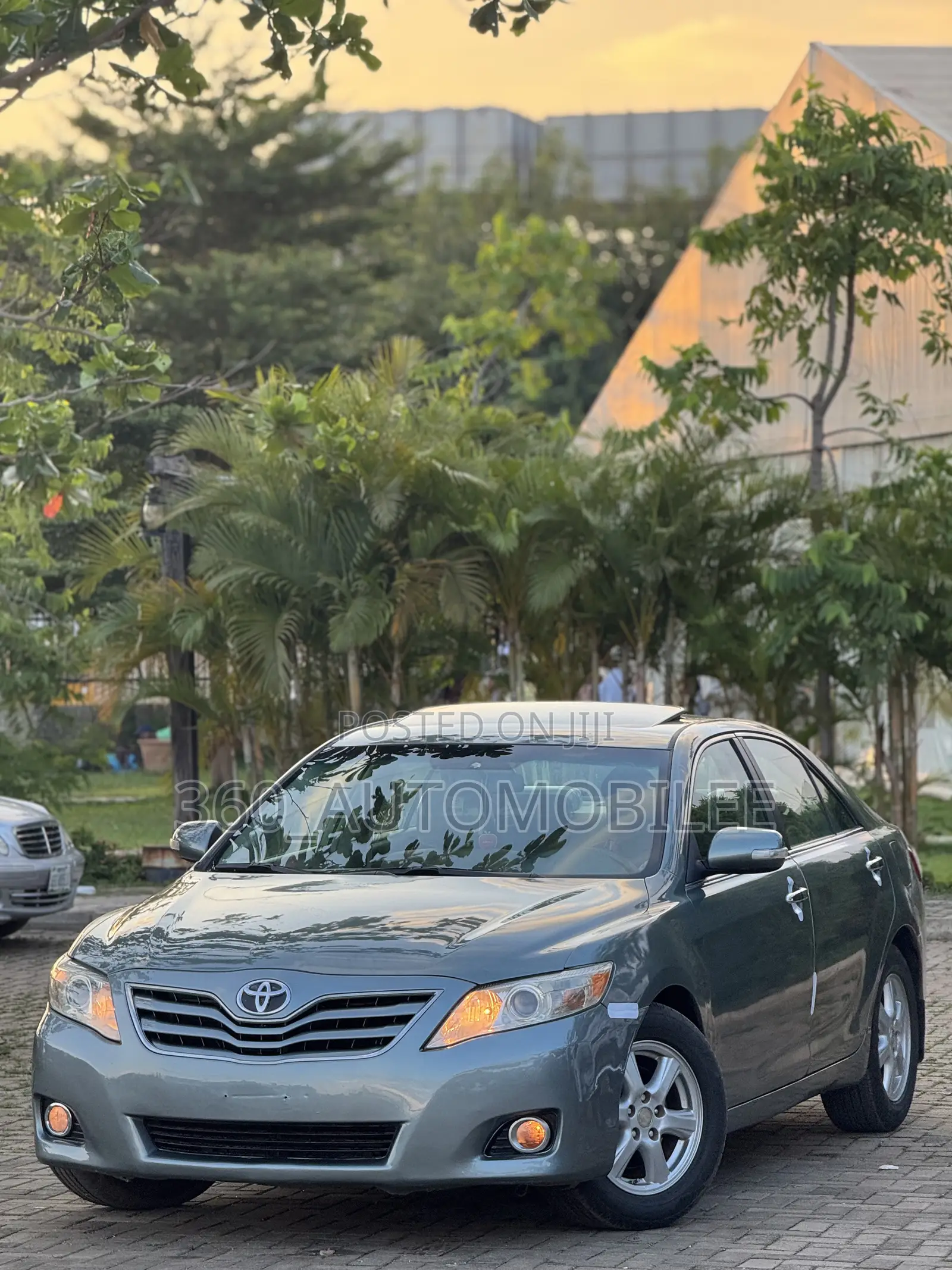 Toyota Camry XLE 4dr Sedan (2.5L 4cyl 6AM) 2010 Gray