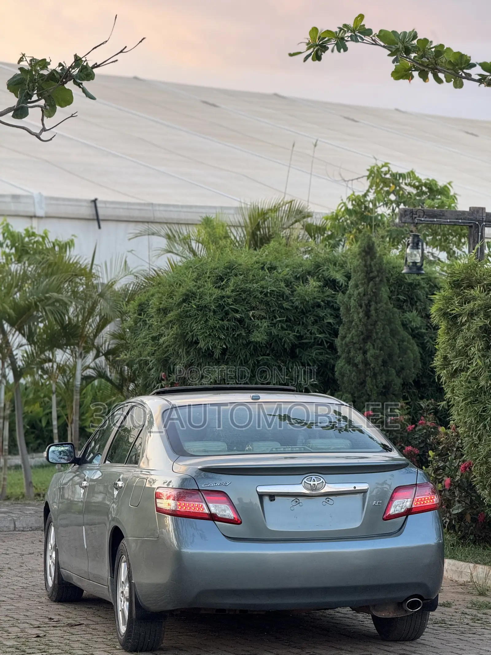 Toyota Camry XLE 4dr Sedan (2.5L 4cyl 6AM) 2010 Gray