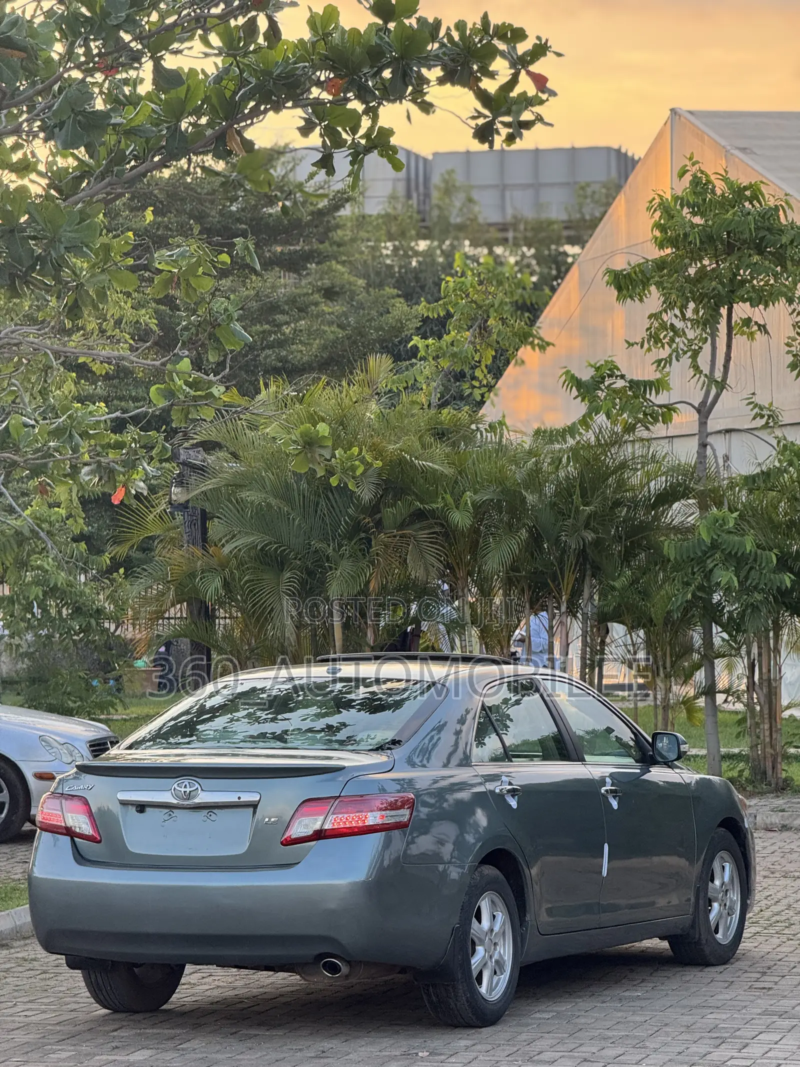 Toyota Camry XLE 4dr Sedan (2.5L 4cyl 6AM) 2010 Gray