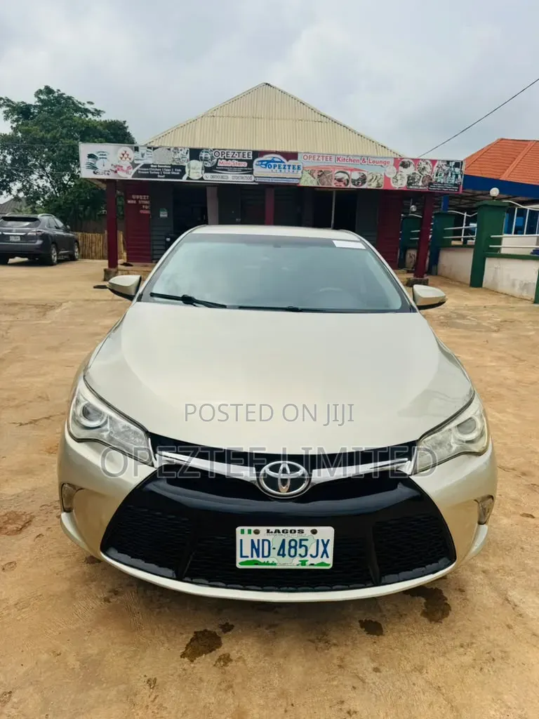 Toyota Camry 2017 Gold