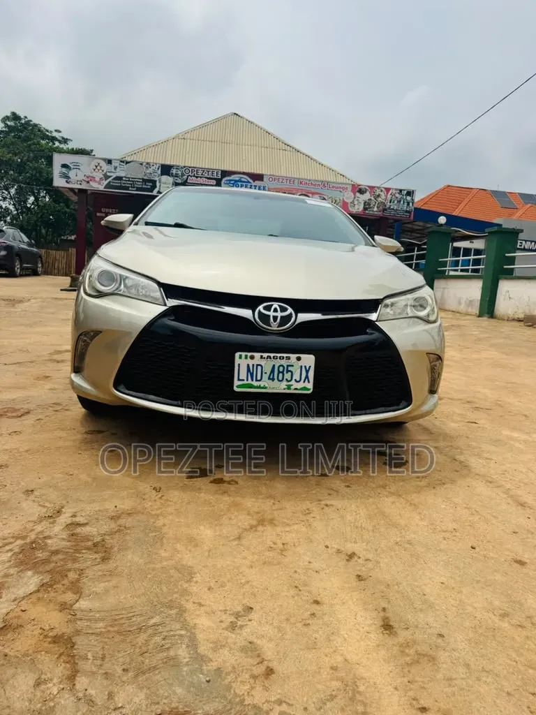 Toyota Camry 2017 Gold