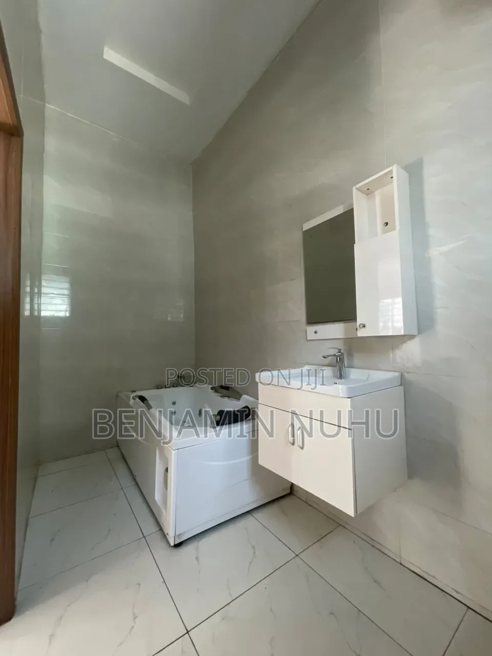 4bdrm Duplex in Orchid Road, Just By, Lafiaji for rent