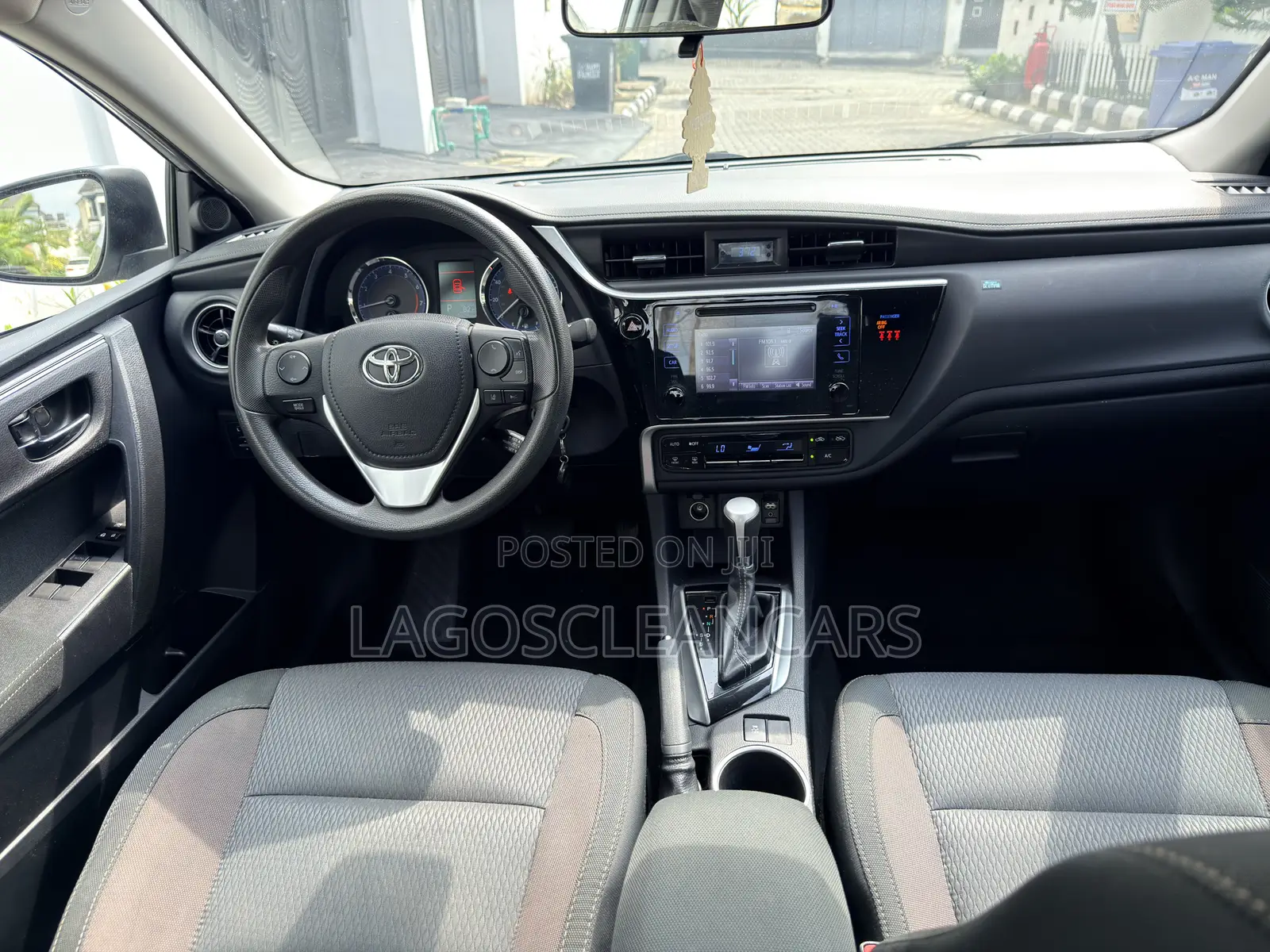 Toyota Corolla LE (1.8L 4cyl 2A) 2019 Silver