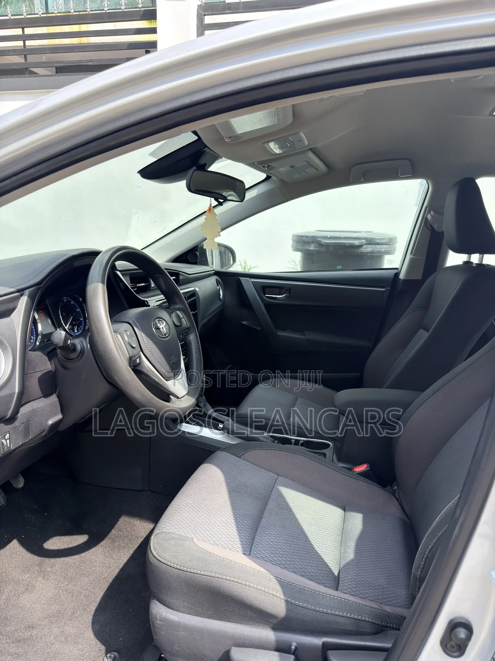 Toyota Corolla LE (1.8L 4cyl 2A) 2019 Silver