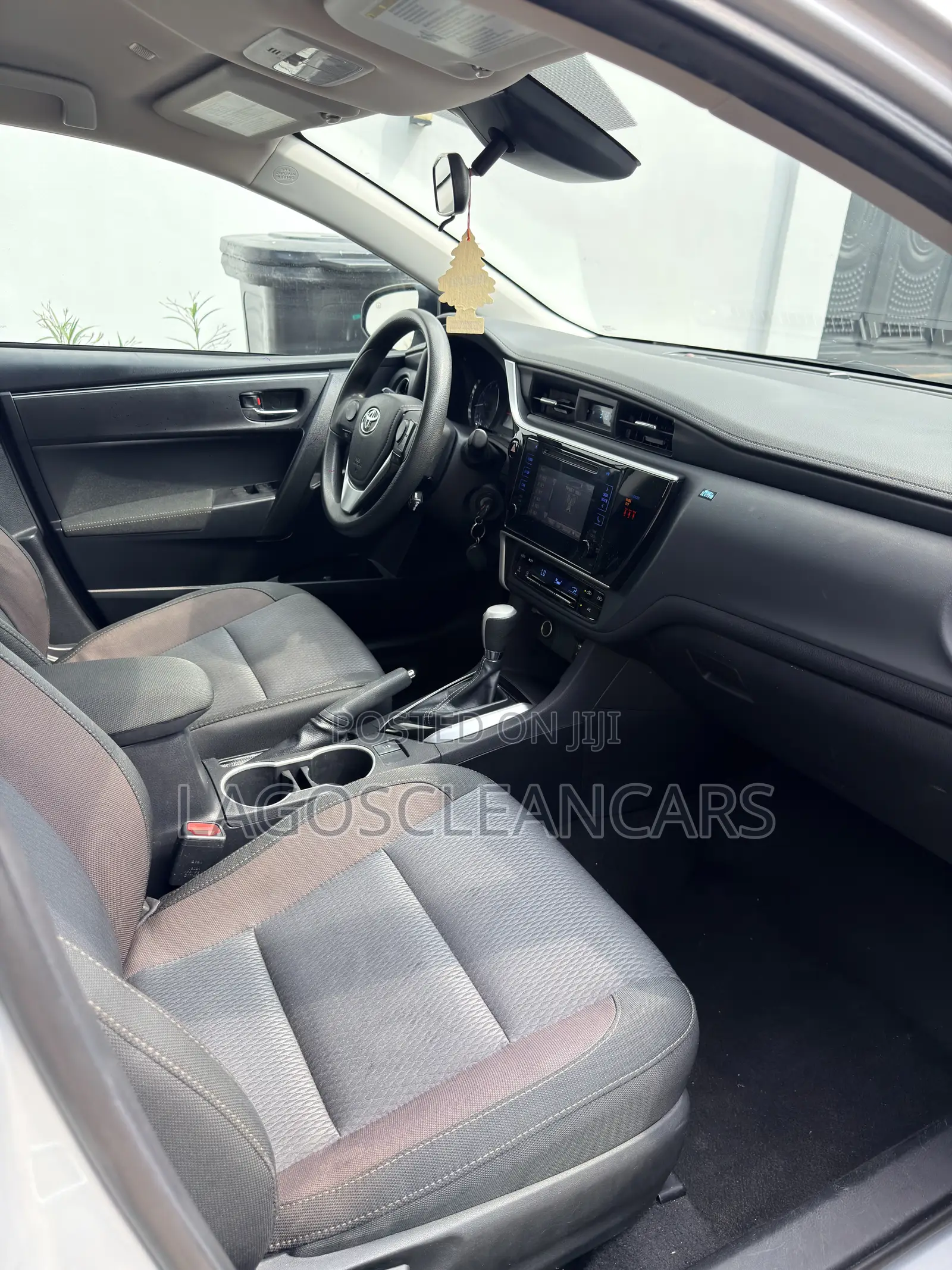 Toyota Corolla LE (1.8L 4cyl 2A) 2019 Silver
