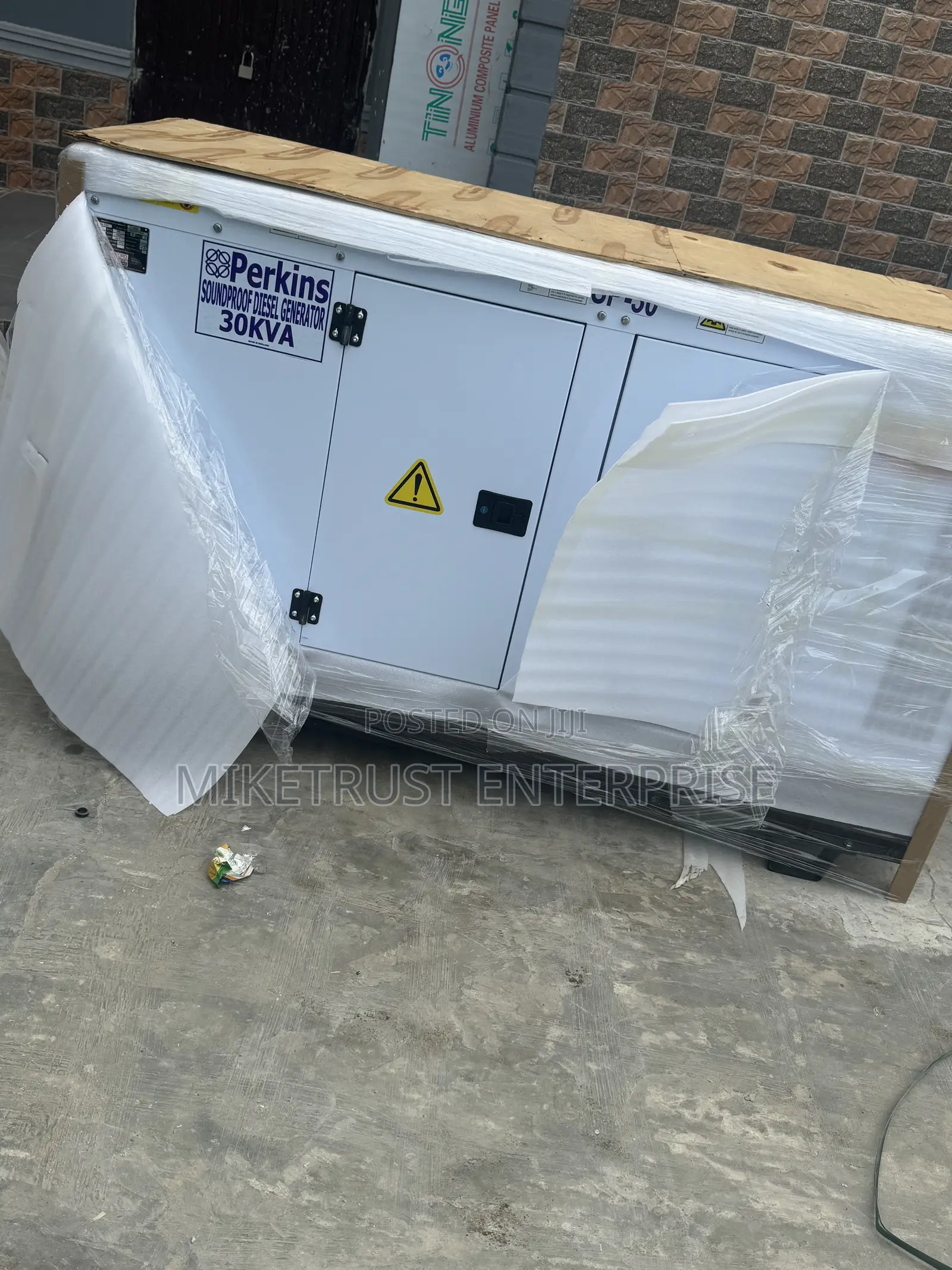 30Kva Strong Perkins Diesel Soundproof Generator