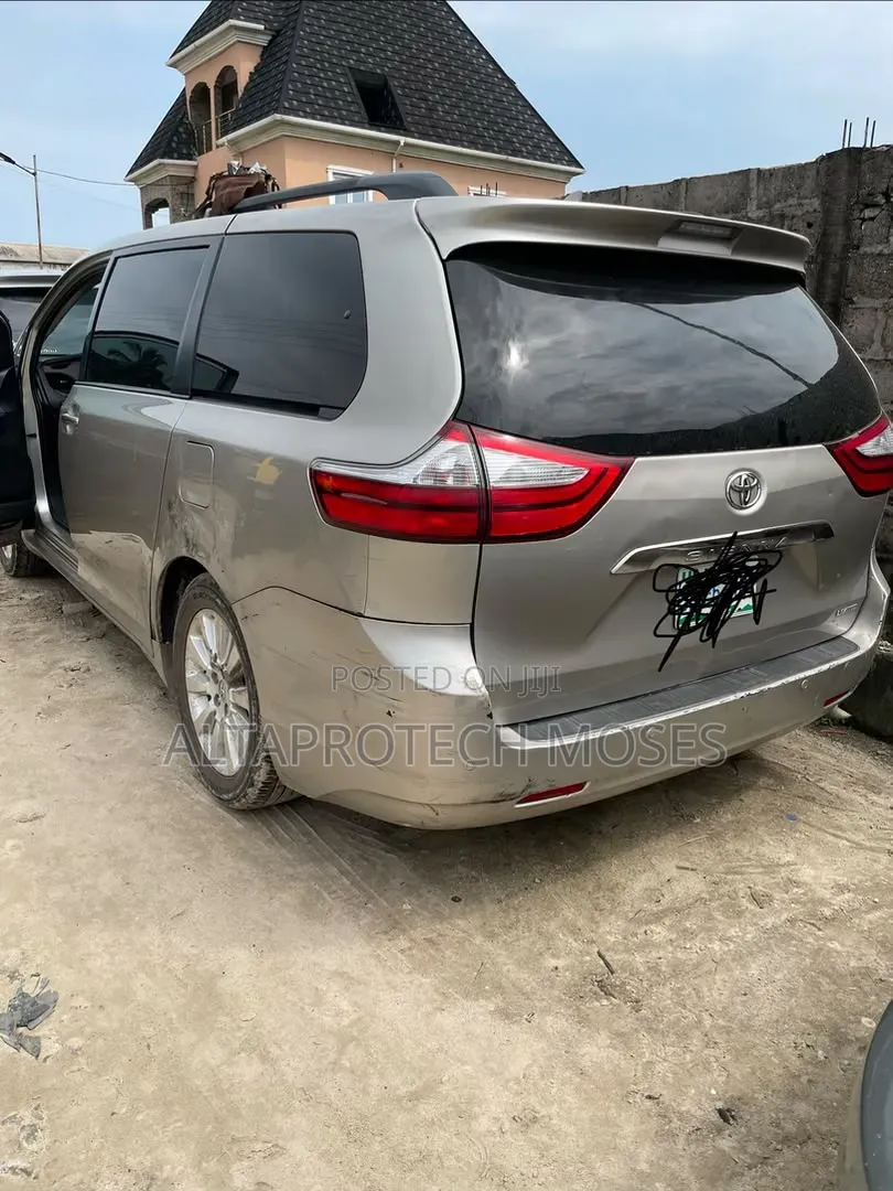 Toyota Sienna 2015 Gold