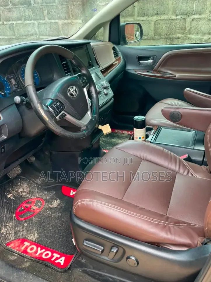Toyota Sienna 2015 Gold