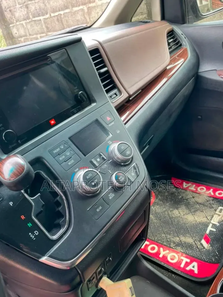 Toyota Sienna 2015 Gold