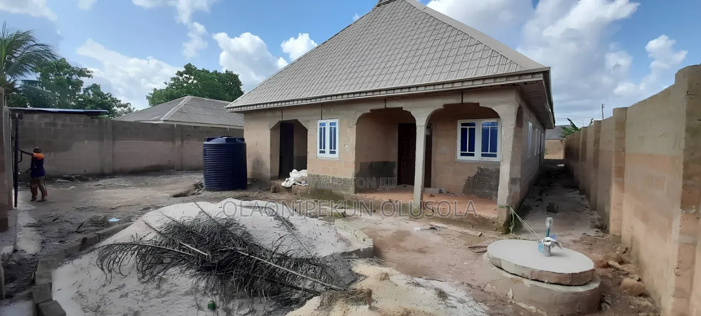 4bdrm Bungalow in Ado-Odo/Ota for sale