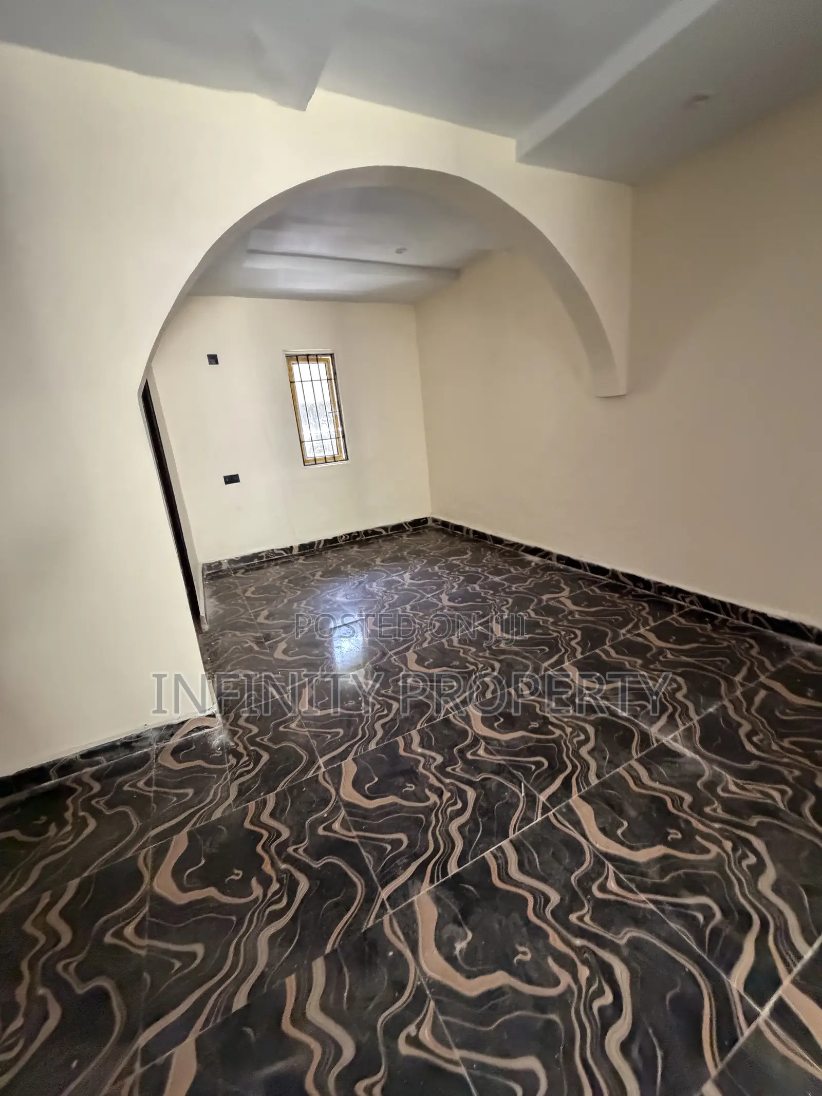 1bdrm Block of Flats in Ugbor. Central, Benin City for sale