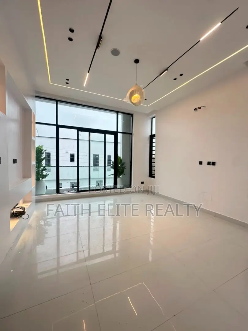 4bdrm Duplex in Ikota for sale