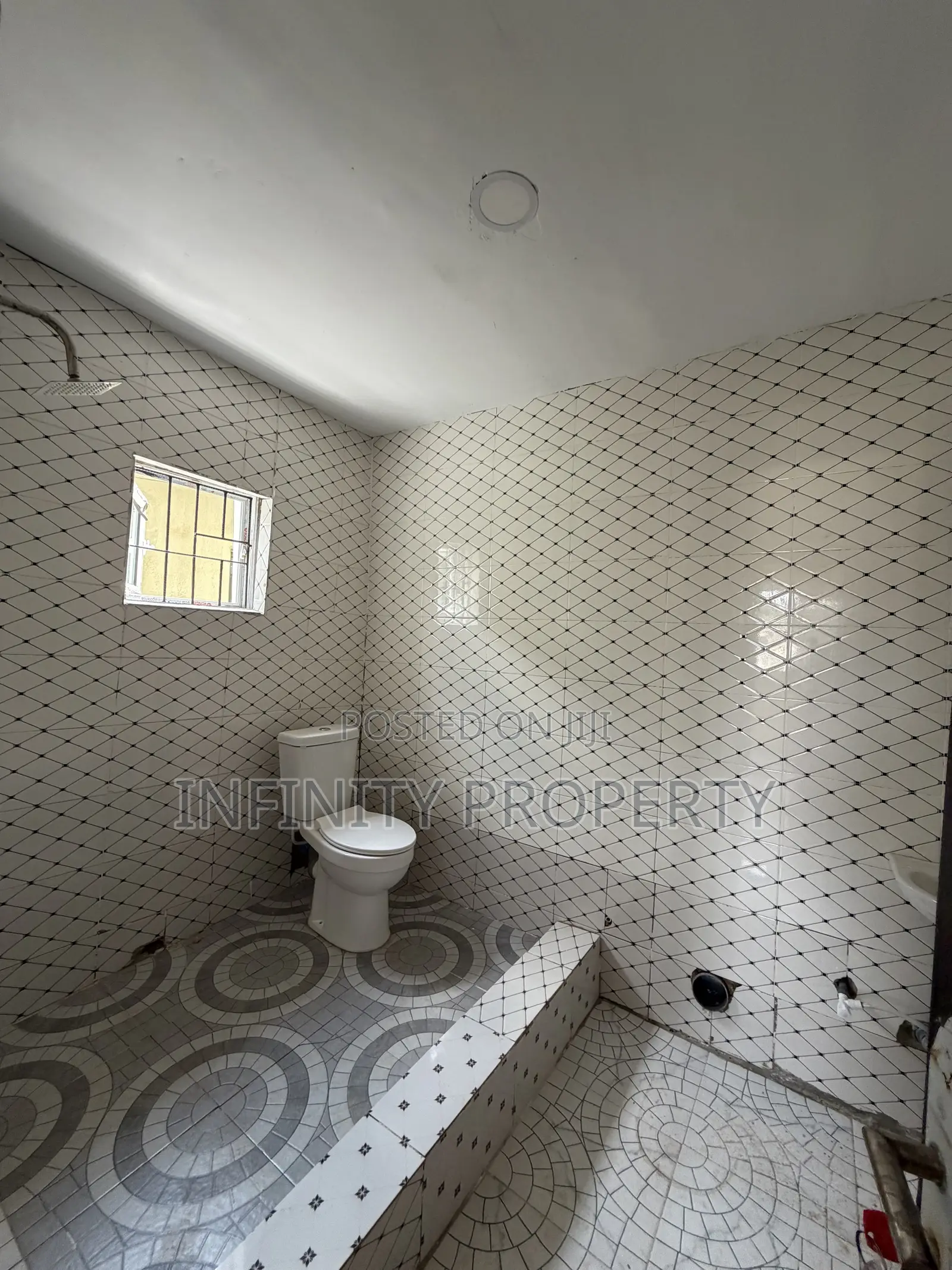 3bdrm Block of Flats in Boundary. Road. G R, Benin City for rent