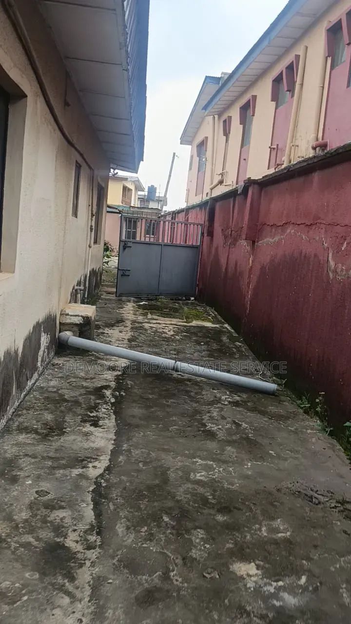 5bdrm Bungalow in Eco Bank, Ejigbo / Ejigbo for sale
