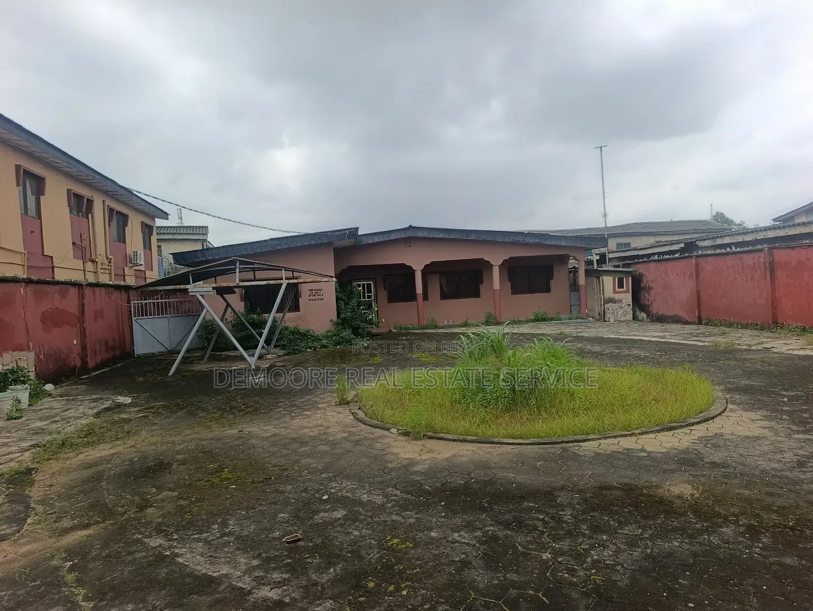 5bdrm Bungalow in Eco Bank, Ejigbo / Ejigbo for sale