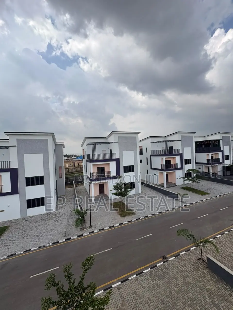 5bdrm Duplex in Apo District for sale