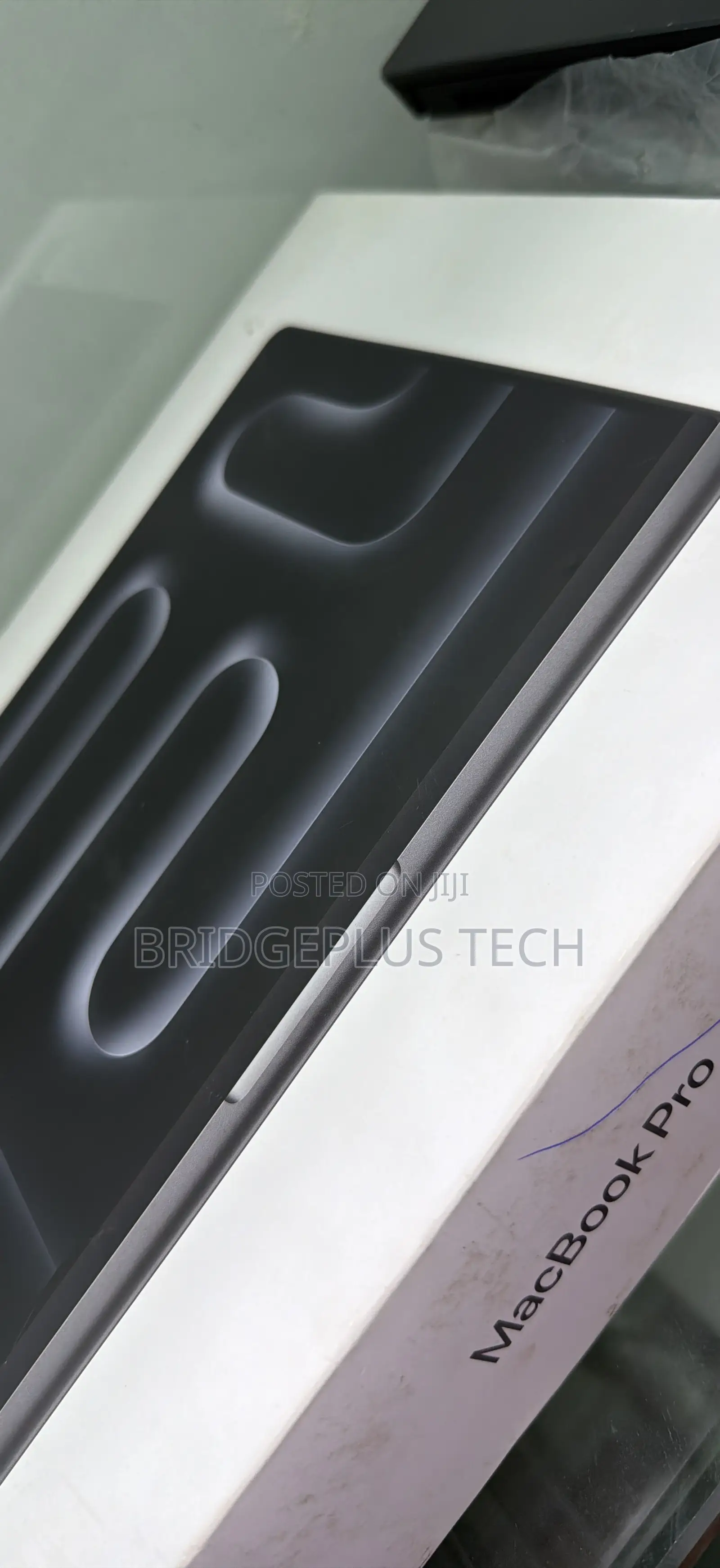 New Laptop Apple MacBook Pro 2025 M5 24GB Apple M5 SSD 1T
