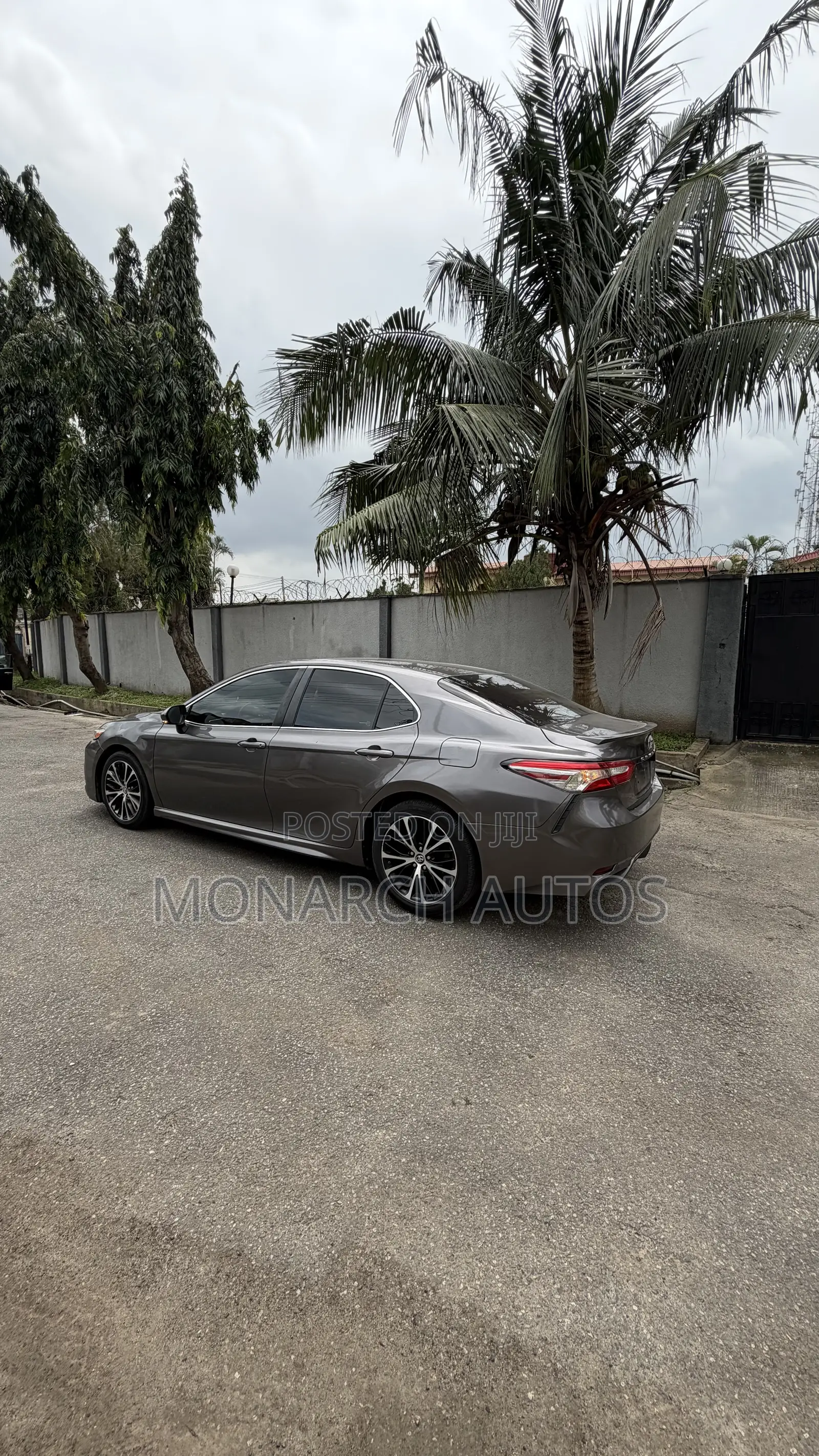 Toyota Camry SE FWD (2.5L 4cyl 8AM) 2018 Gray
