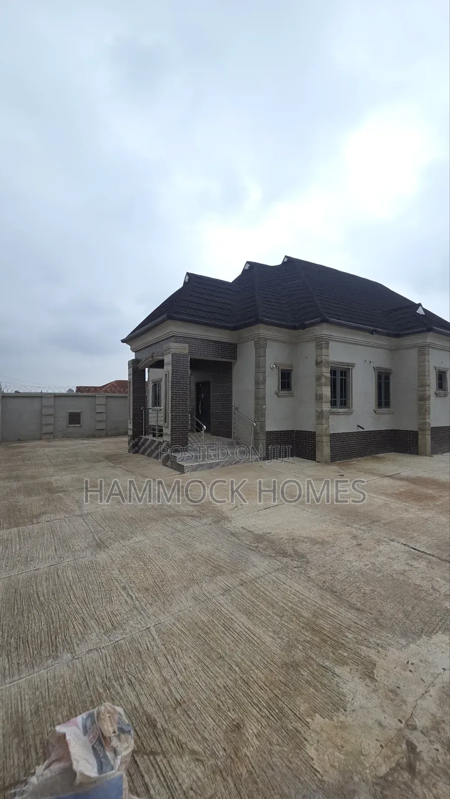 6bdrm Bungalow in Alakia for sale