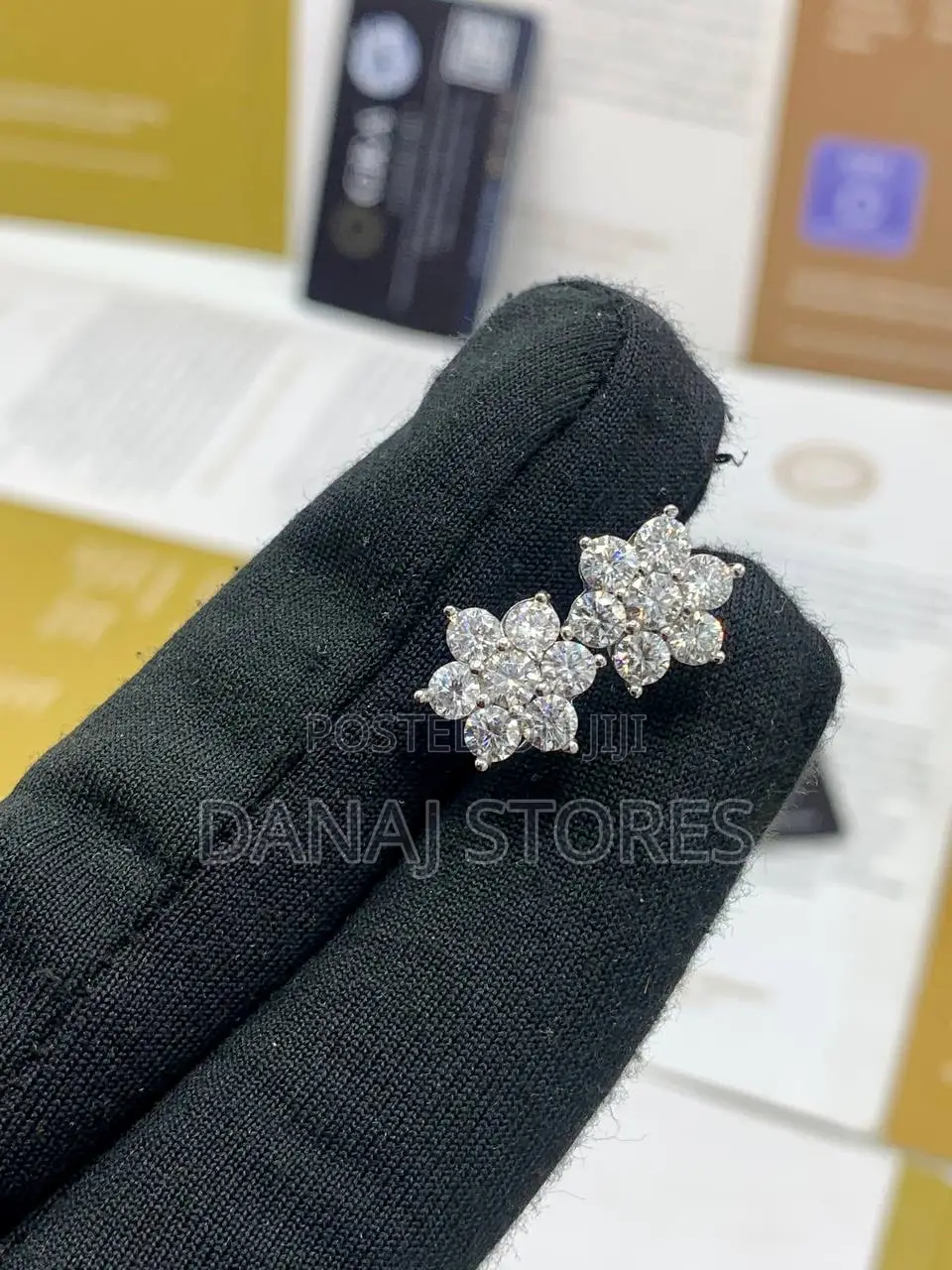 VVS MOISSAINTE Unisex Earrings