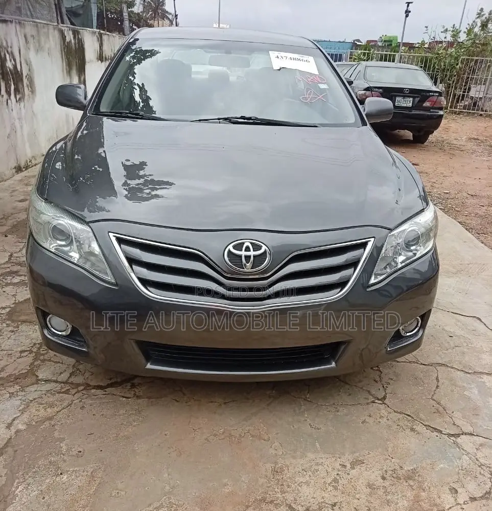 Toyota Camry LE 4dr Sedan (2.5L 4cyl 6A) 2011 Gray