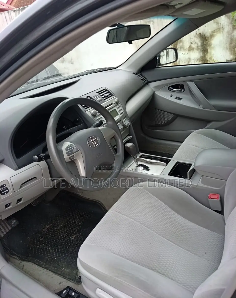 Toyota Camry LE 4dr Sedan (2.5L 4cyl 6A) 2011 Gray