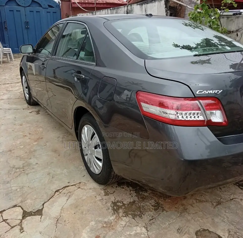 Toyota Camry LE 4dr Sedan (2.5L 4cyl 6A) 2011 Gray