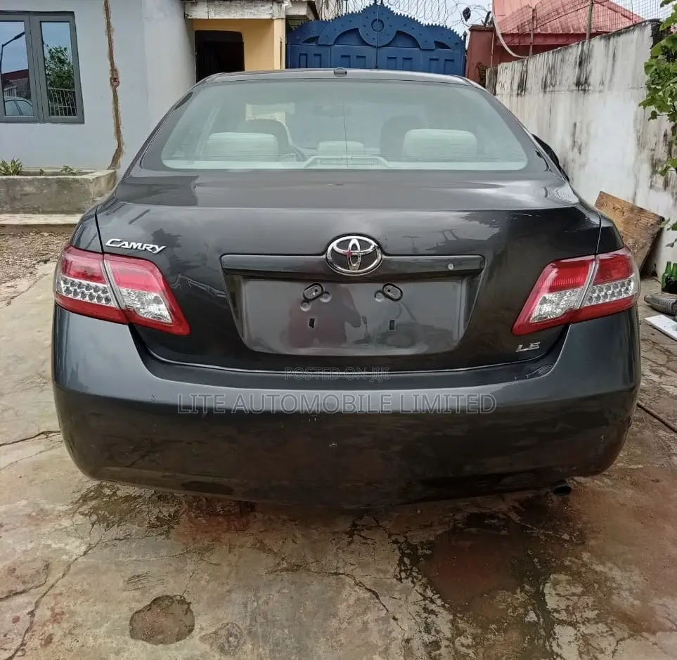Toyota Camry LE 4dr Sedan (2.5L 4cyl 6A) 2011 Gray