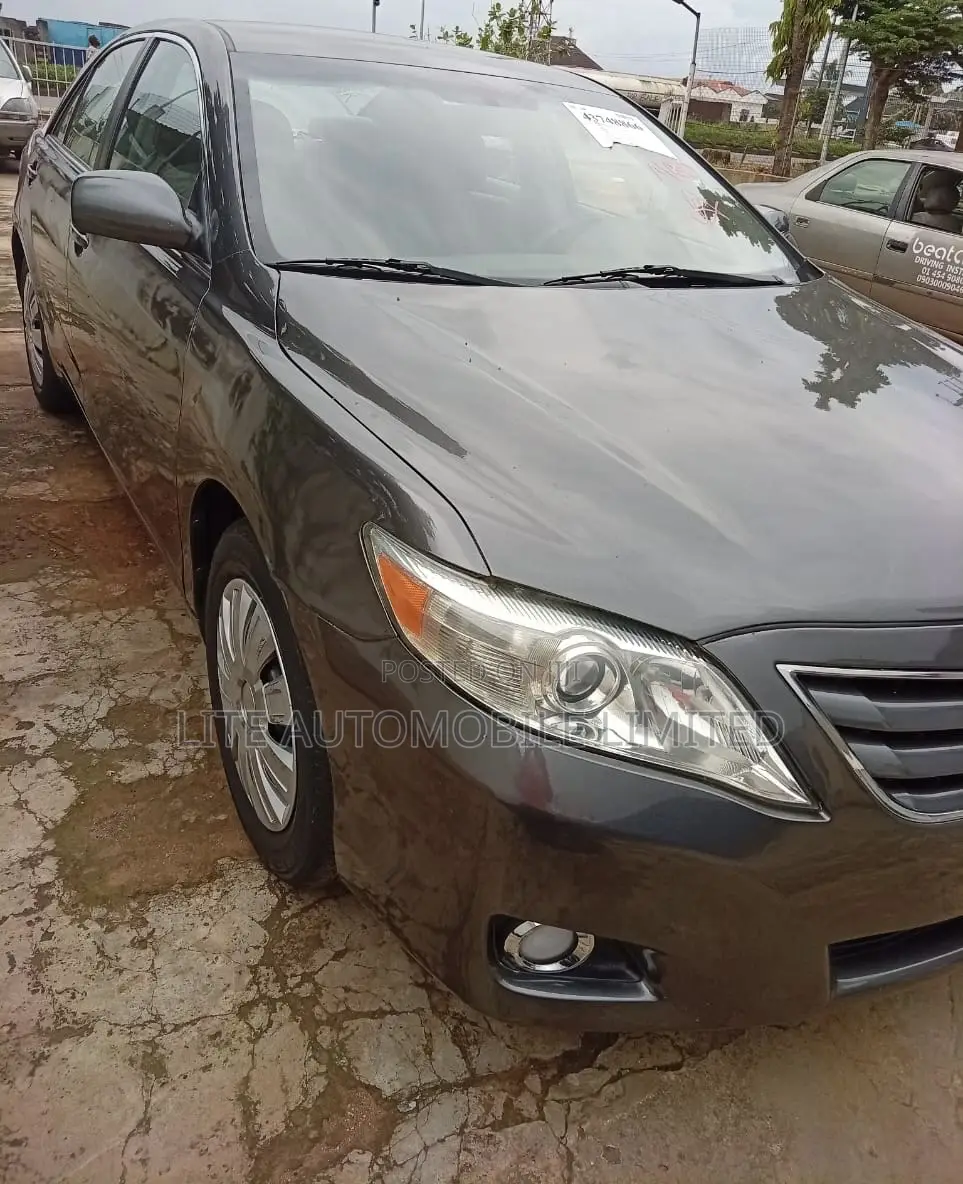 Toyota Camry LE 4dr Sedan (2.5L 4cyl 6A) 2011 Gray
