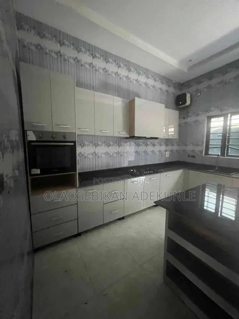 1bdrm Apartment in Chevron, Lekki Phase 1 for rent