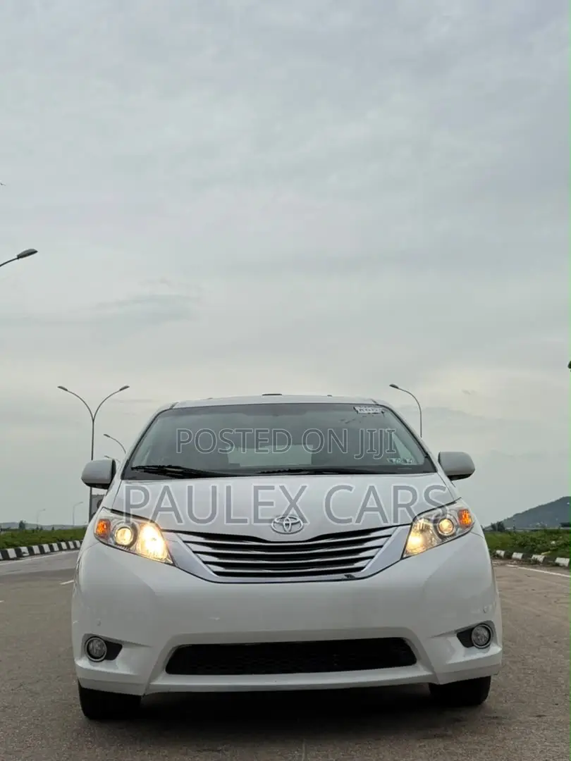 Toyota Sienna XLE 8 Passenger 2011 White