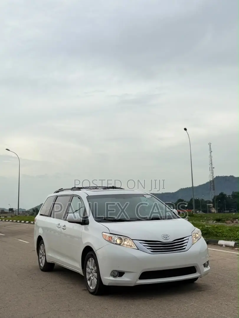 Toyota Sienna XLE 8 Passenger 2011 White