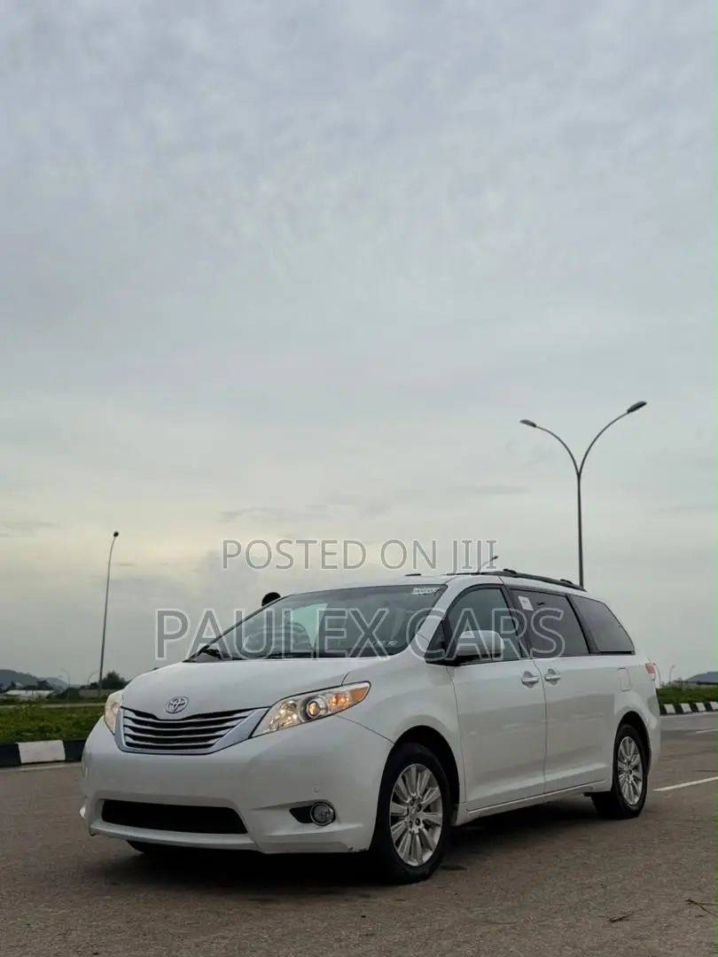 Toyota Sienna XLE 8 Passenger 2011 White