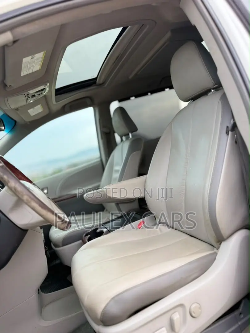 Toyota Sienna XLE 8 Passenger 2011 White