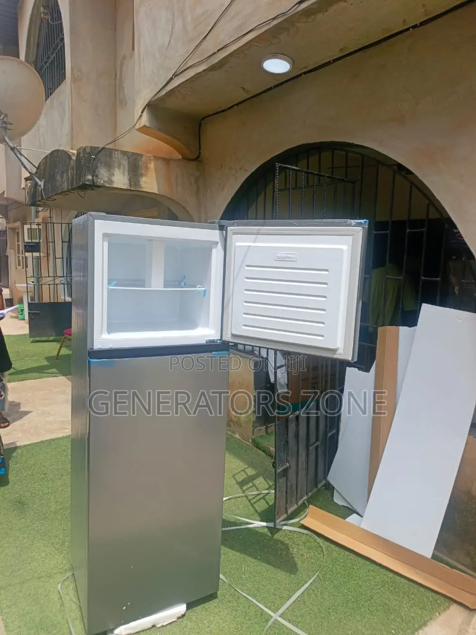 Hisense 360L Refrigerator With Top Freezer