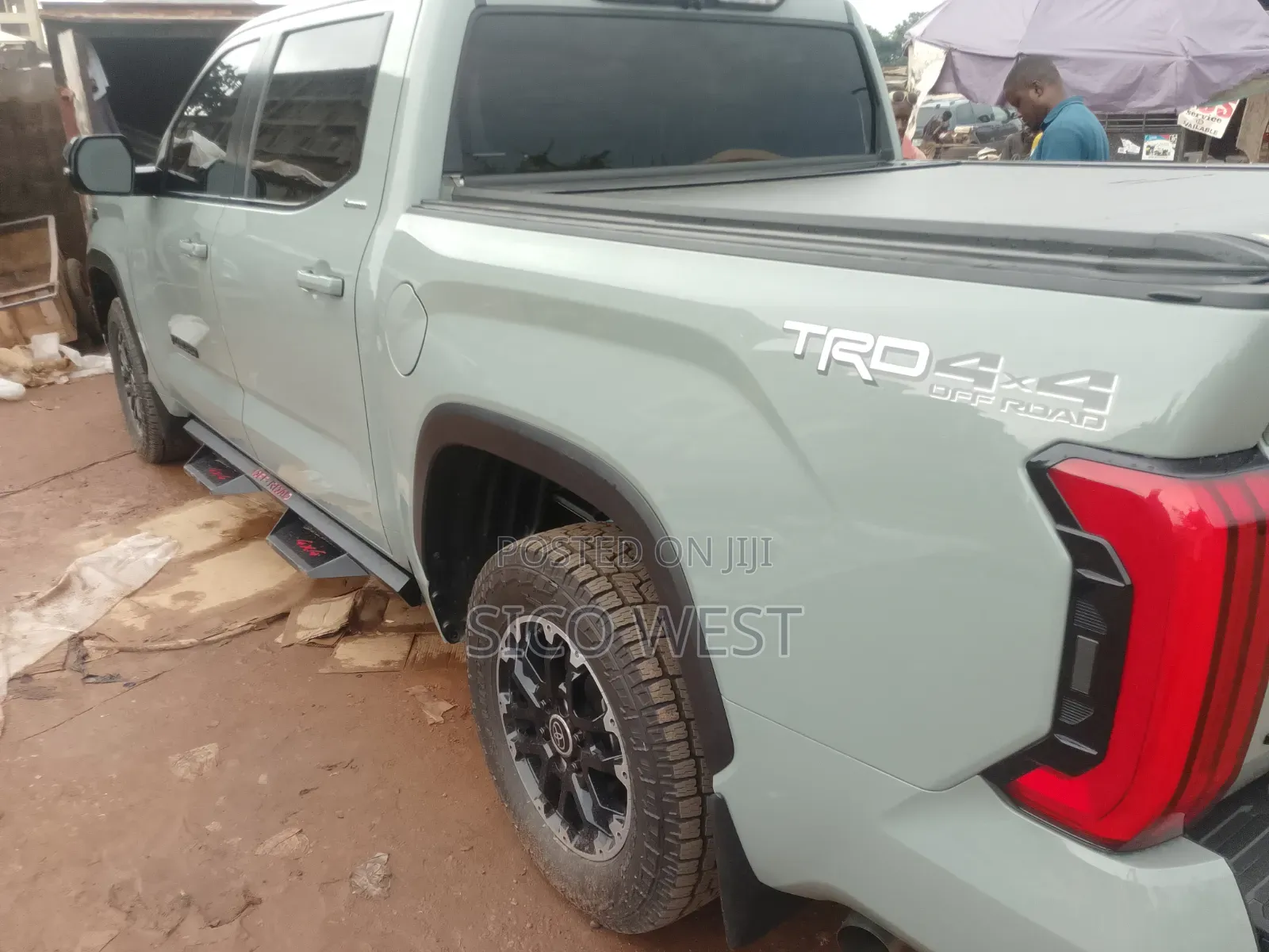 2024 Toyota Tundra Retractable Tonneau Booth Cover