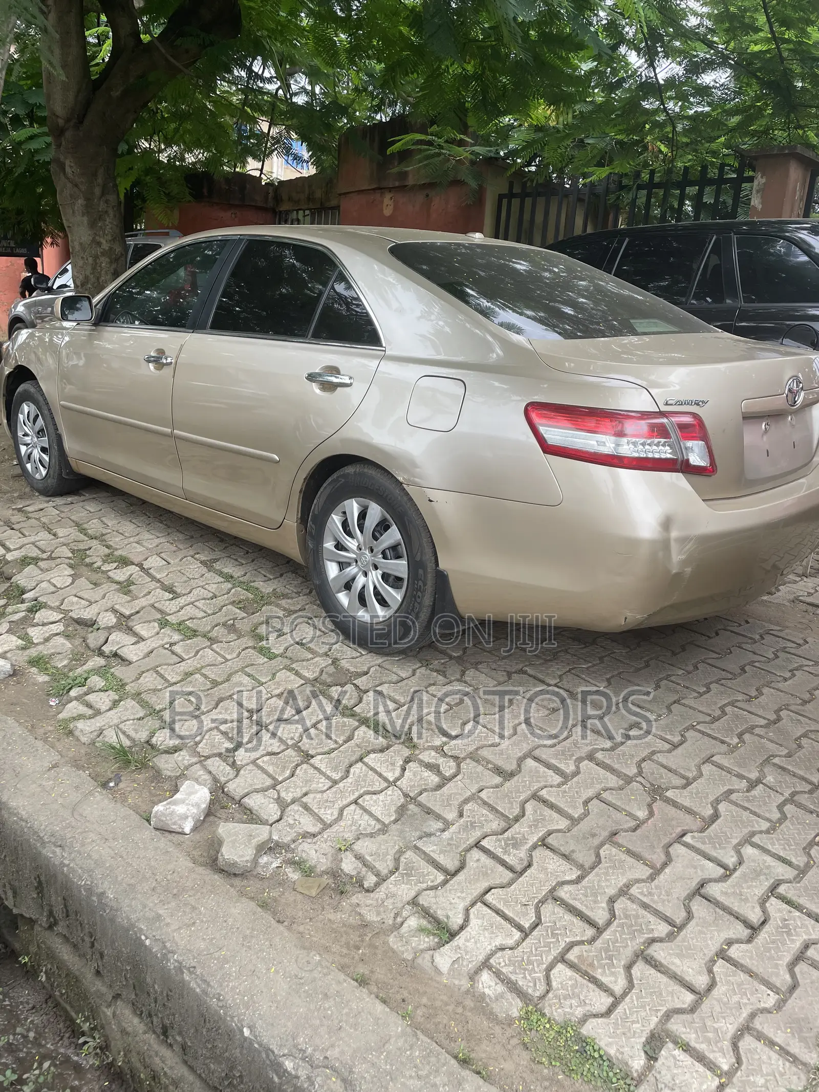 Toyota Camry LE 4dr Sedan (2.5L 4cyl 6AM) 2010 Gold