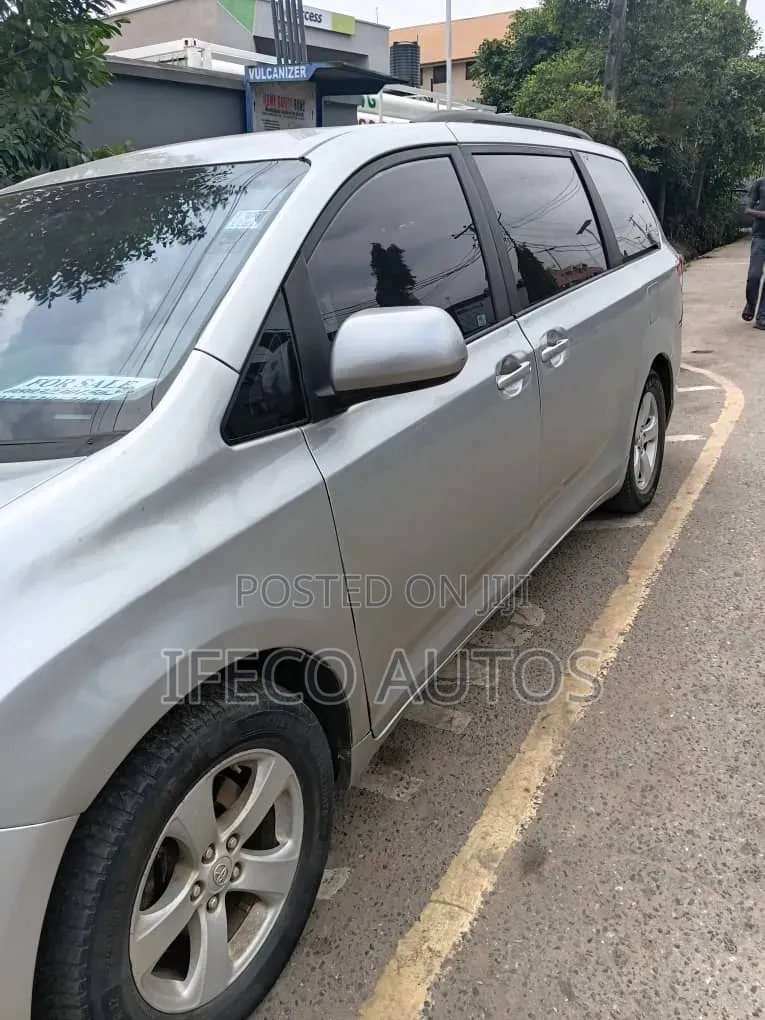 Toyota Sienna LE 7 Passenger 2011 Gray