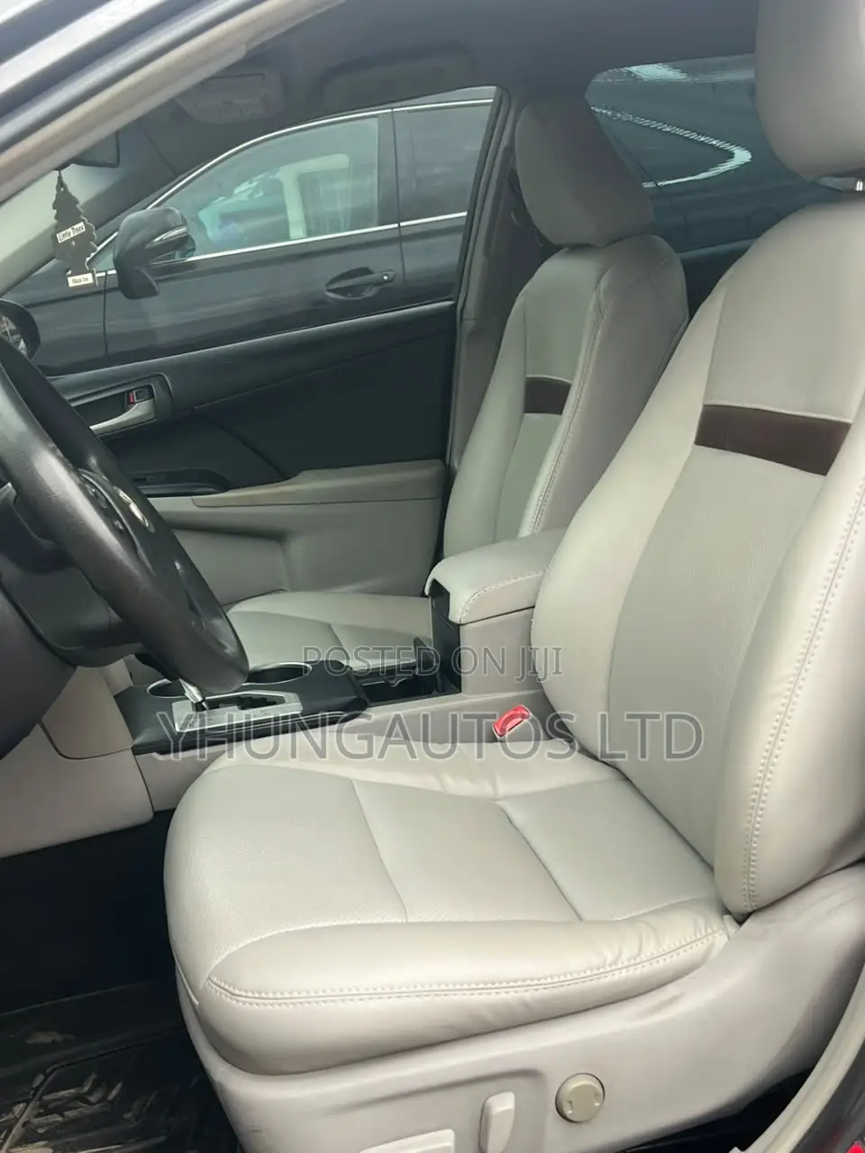 Toyota Camry LE 4dr Sedan w/Prod. End 11/13 (2.5L 4cyl 6A) 2014 White