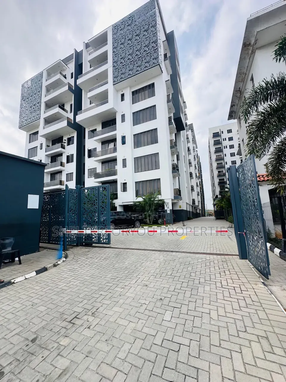 4bdrm Apartment in Banana Island for sale