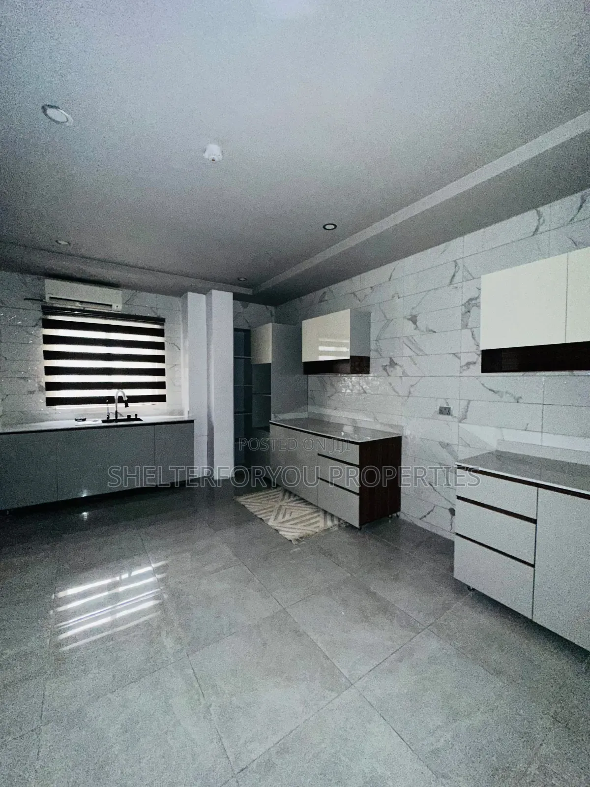 4bdrm Apartment in Banana Island for sale