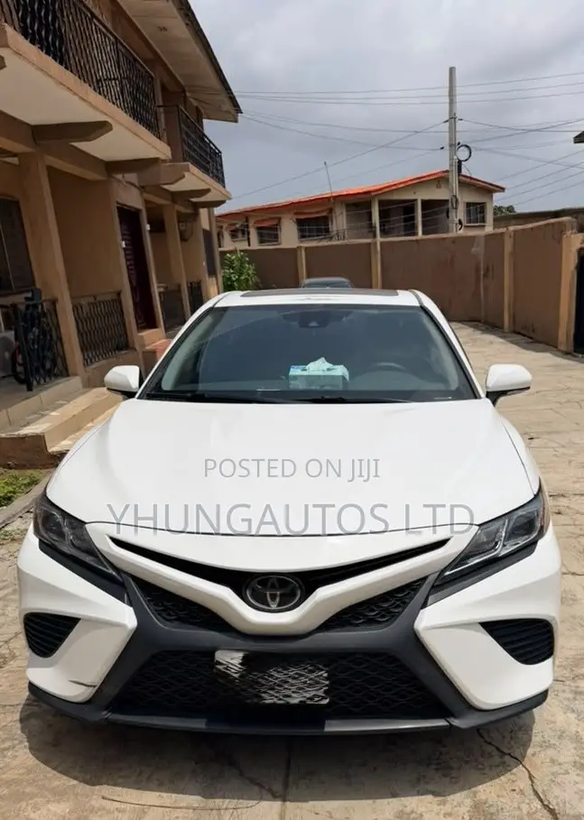 Toyota Camry SE (2.5L 4cyl 8A) 2019 White
