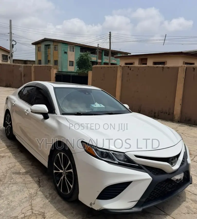 Toyota Camry SE (2.5L 4cyl 8A) 2019 White